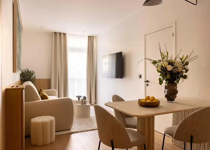 Апартаменты Magnificent Flat- Ac -1br- 4p-place De La Nation